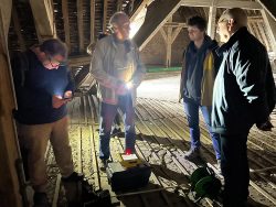Sous les toits, de gauche à droite : Arnaud Ybert, Christian Camerlynck, le stagiaire et Jean-Luc Grégoire.
